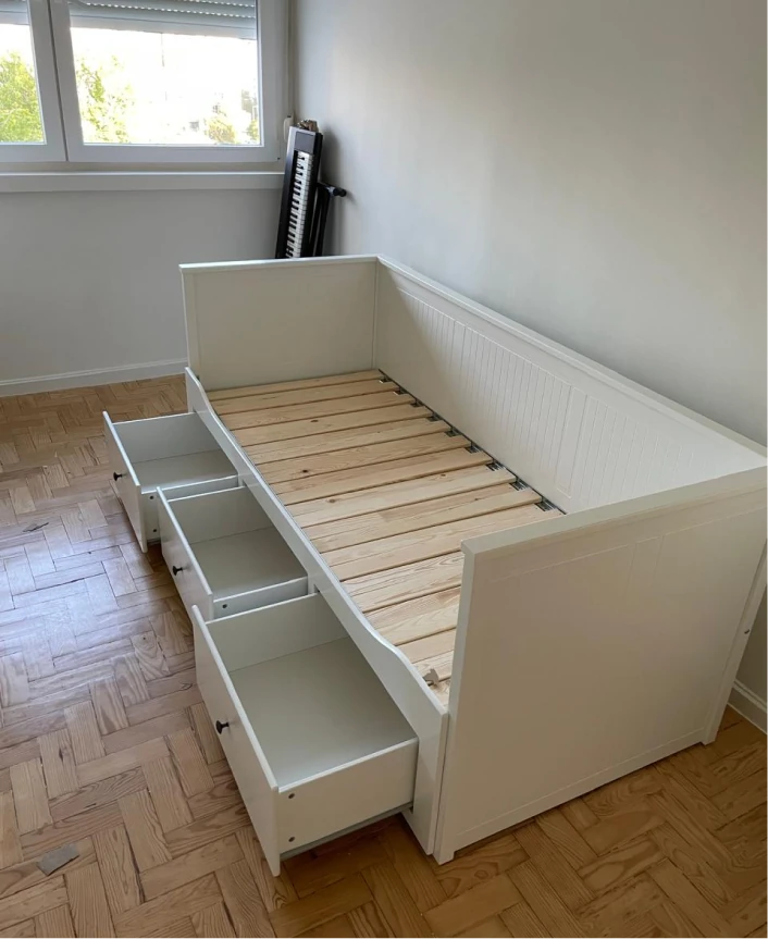 Bed with drawers assembly